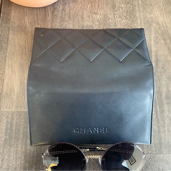 Chic Black Sunglasses with Chain Detail - Picture 6 of 15